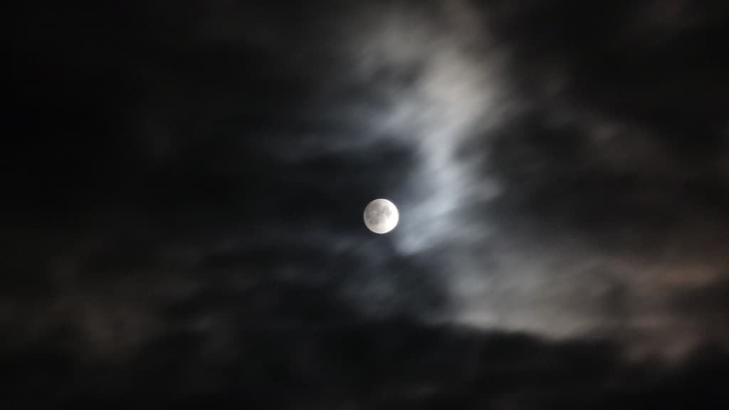 Pleine lune dans un ciel nuageux