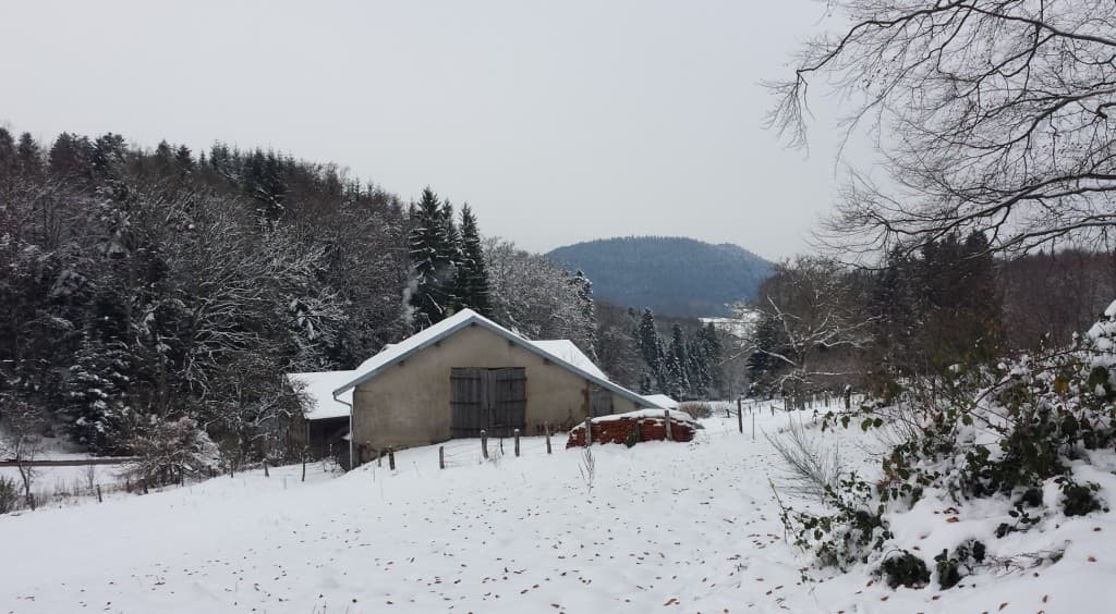 Ferme dans la neige