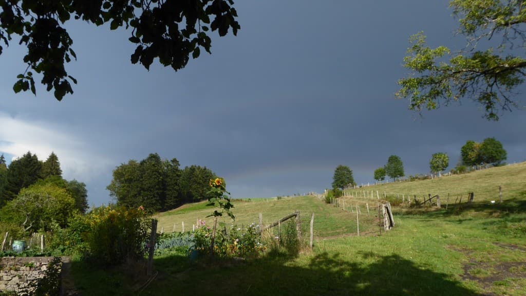 Arc en ciel lointain dans un ciel d'orage