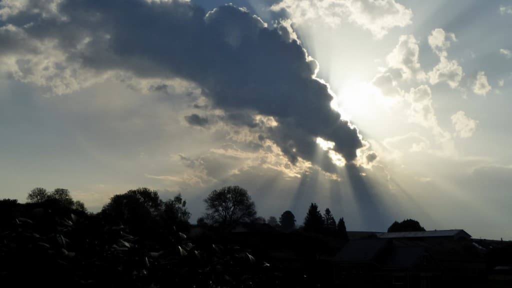 Nuage cracheur de rayons solaires