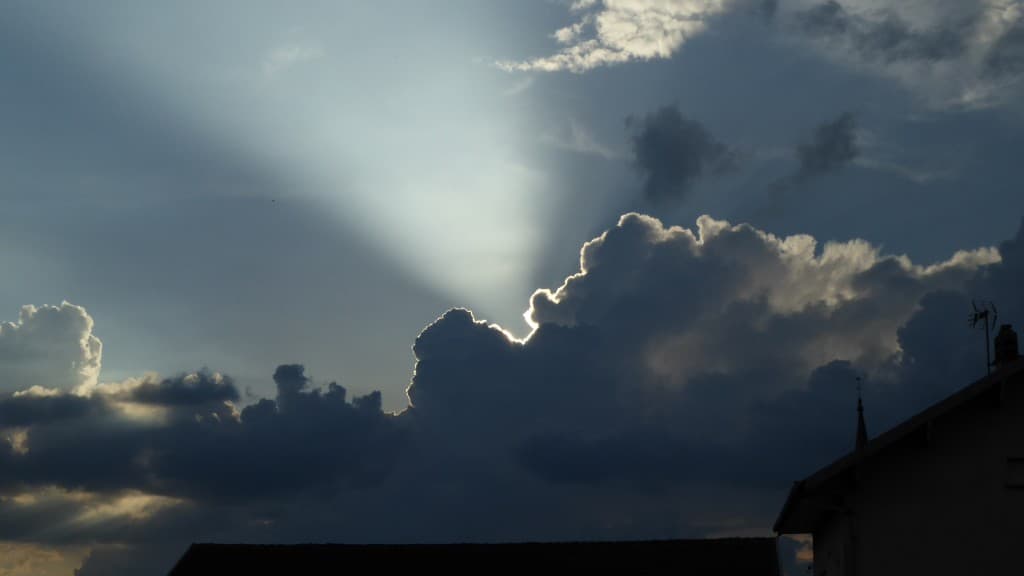 Rayon dans un ciel devenant orageux