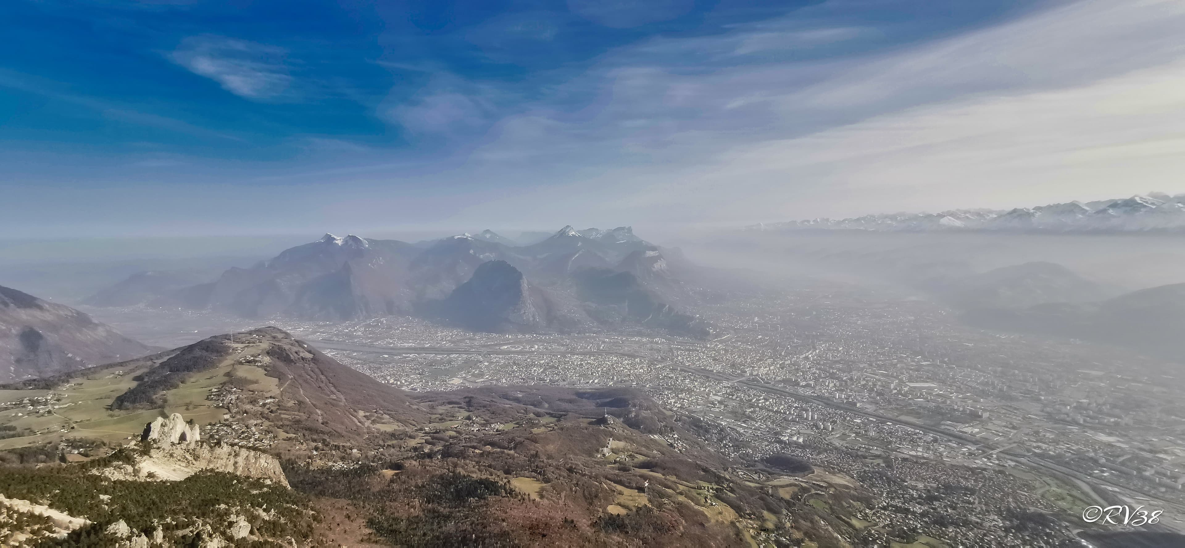 Ciel légerement voilé et pollution sur l'agglomération grenobloise