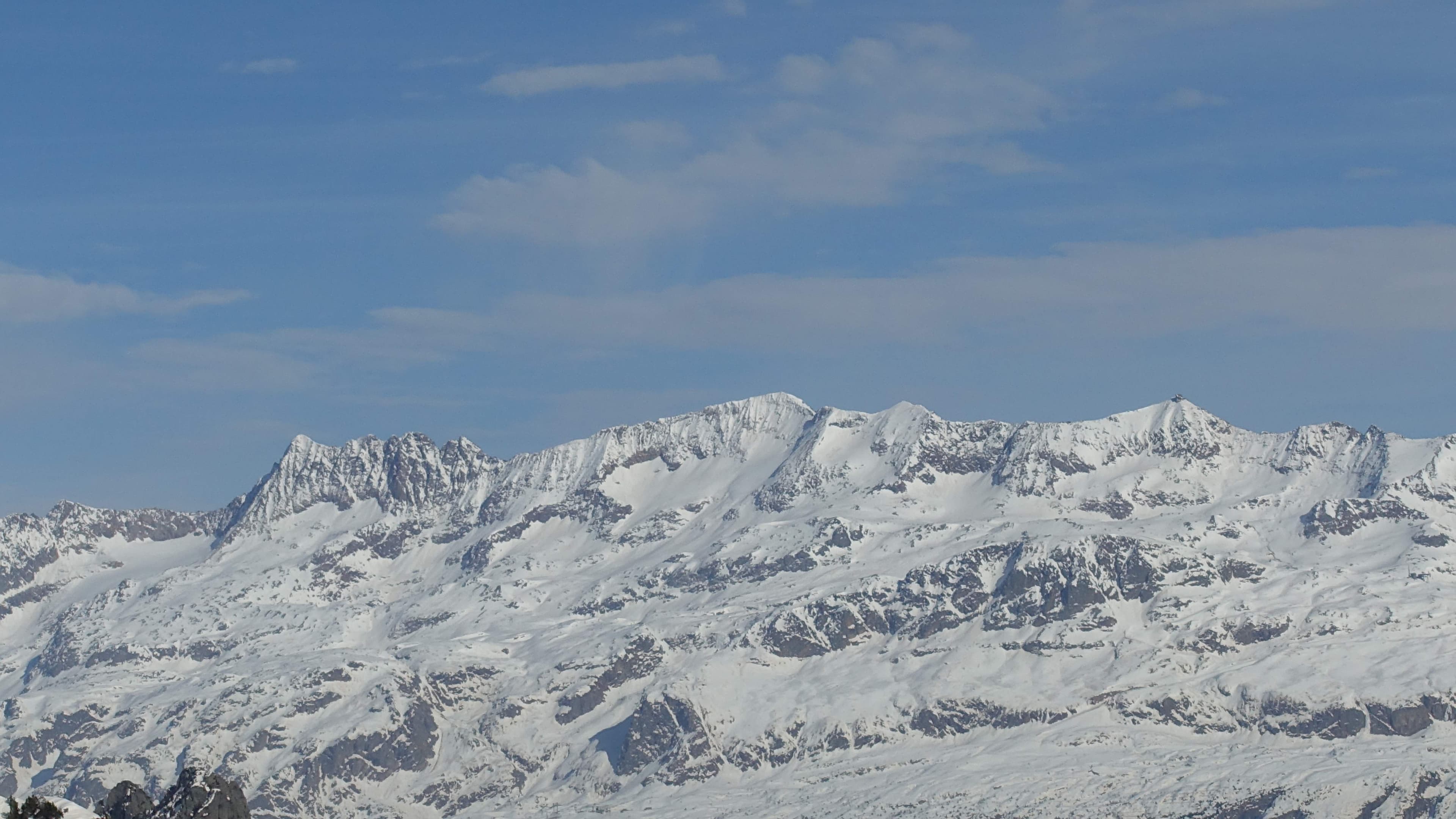 Encore de la neige des le massif des Grandes Rousses (l'Étendard, pic Bayle, Pis blanc) A.P.