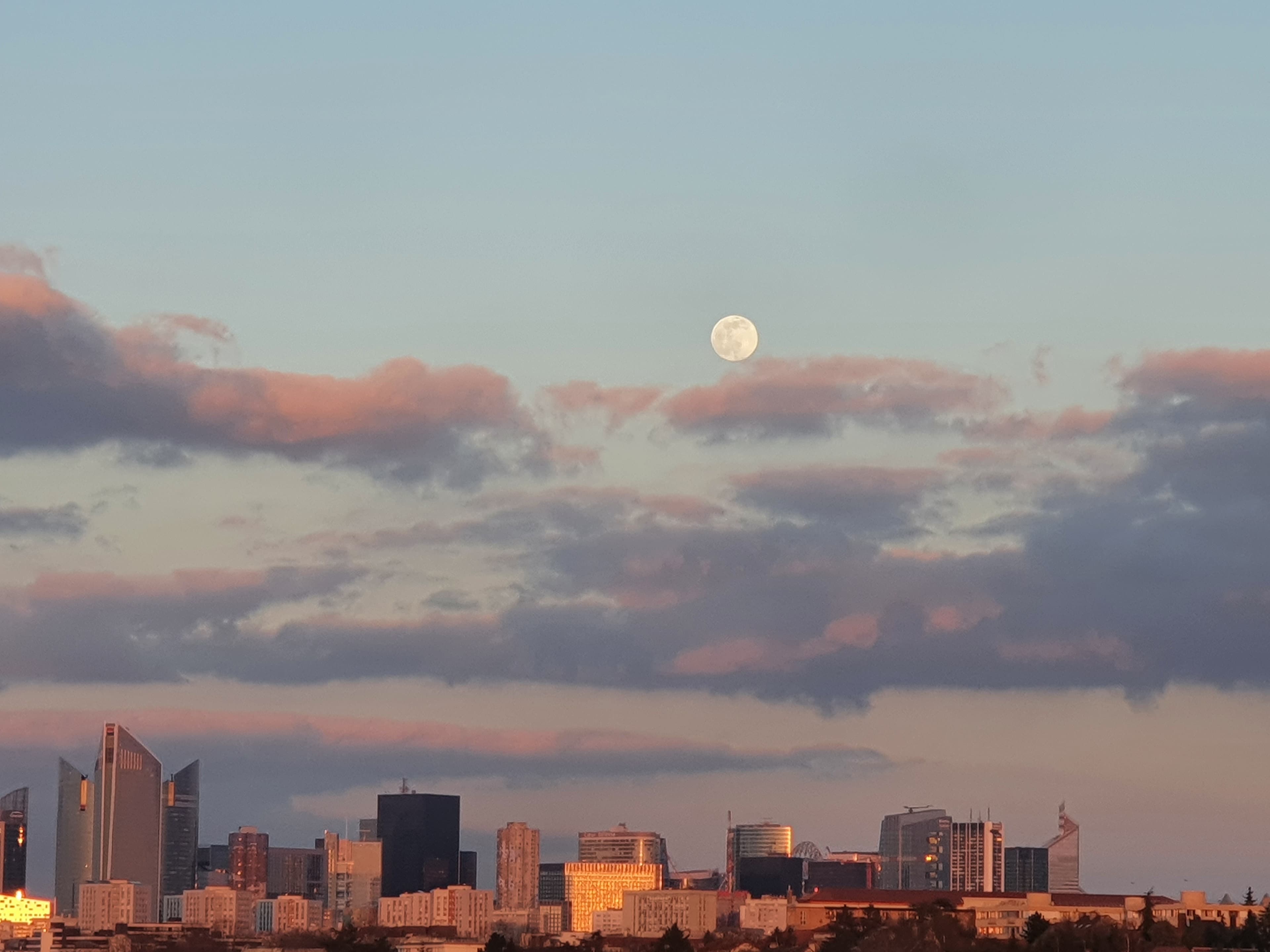 Levée de lune sur les tours de la Défense