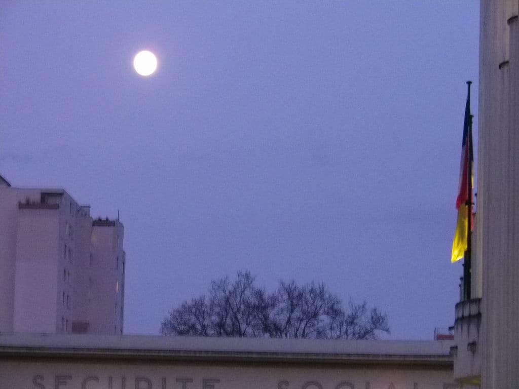 La Lune surveille le bon respect du couvre-feu !