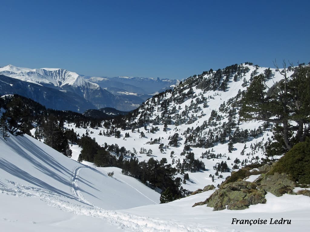 Vue vers le lac Achard et jusqu'au mont Aiguille