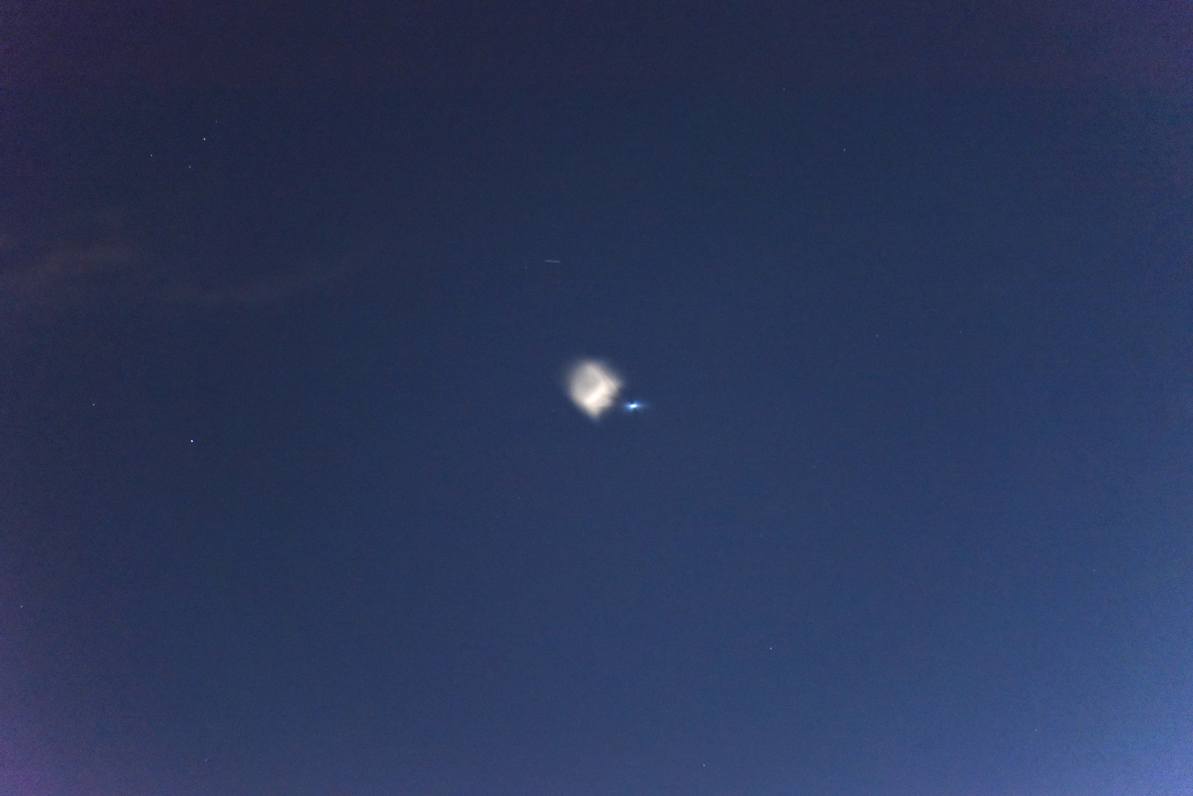 Fusée SpaceX dans le ciel de Paris