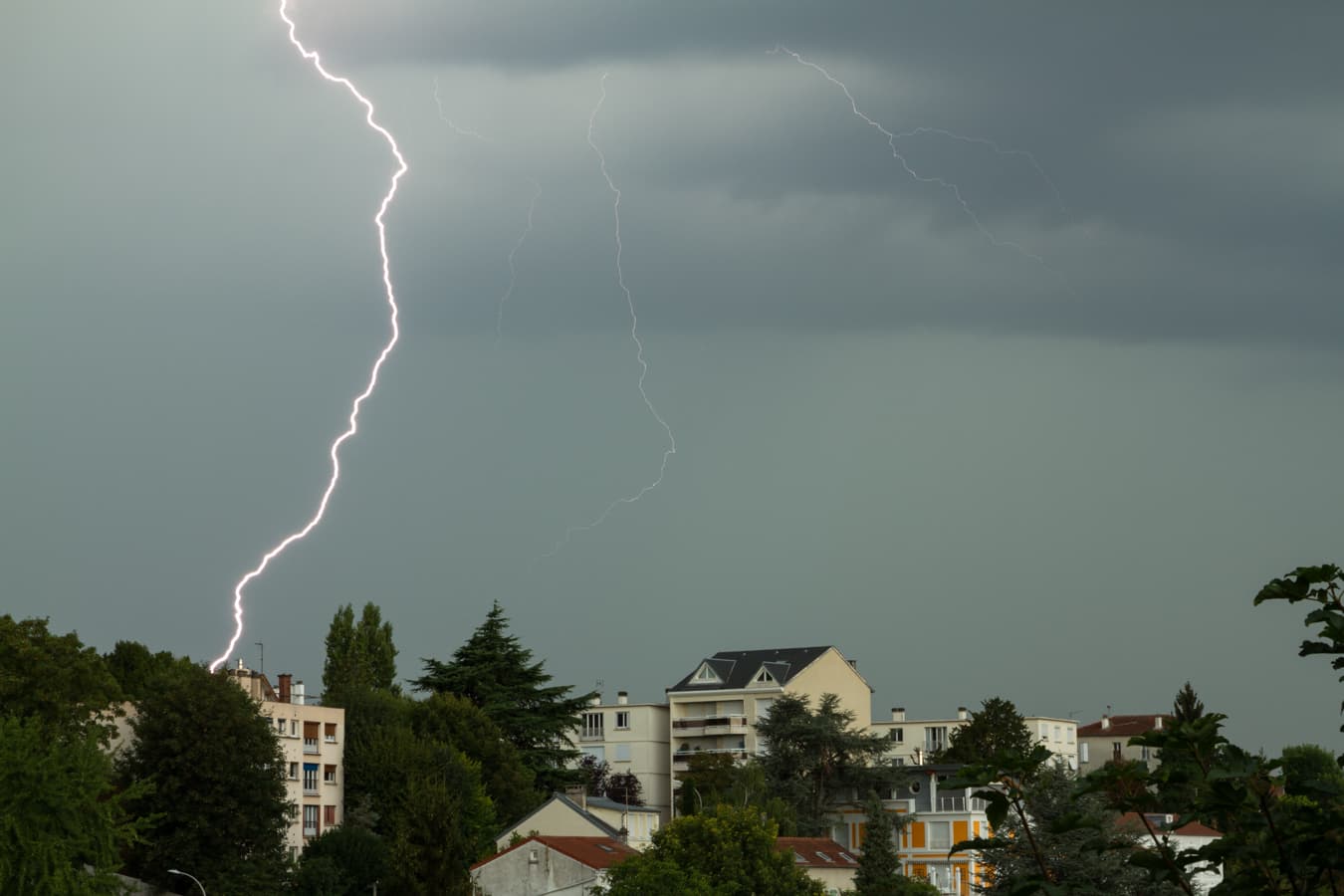 Orage passant au nord ouest.