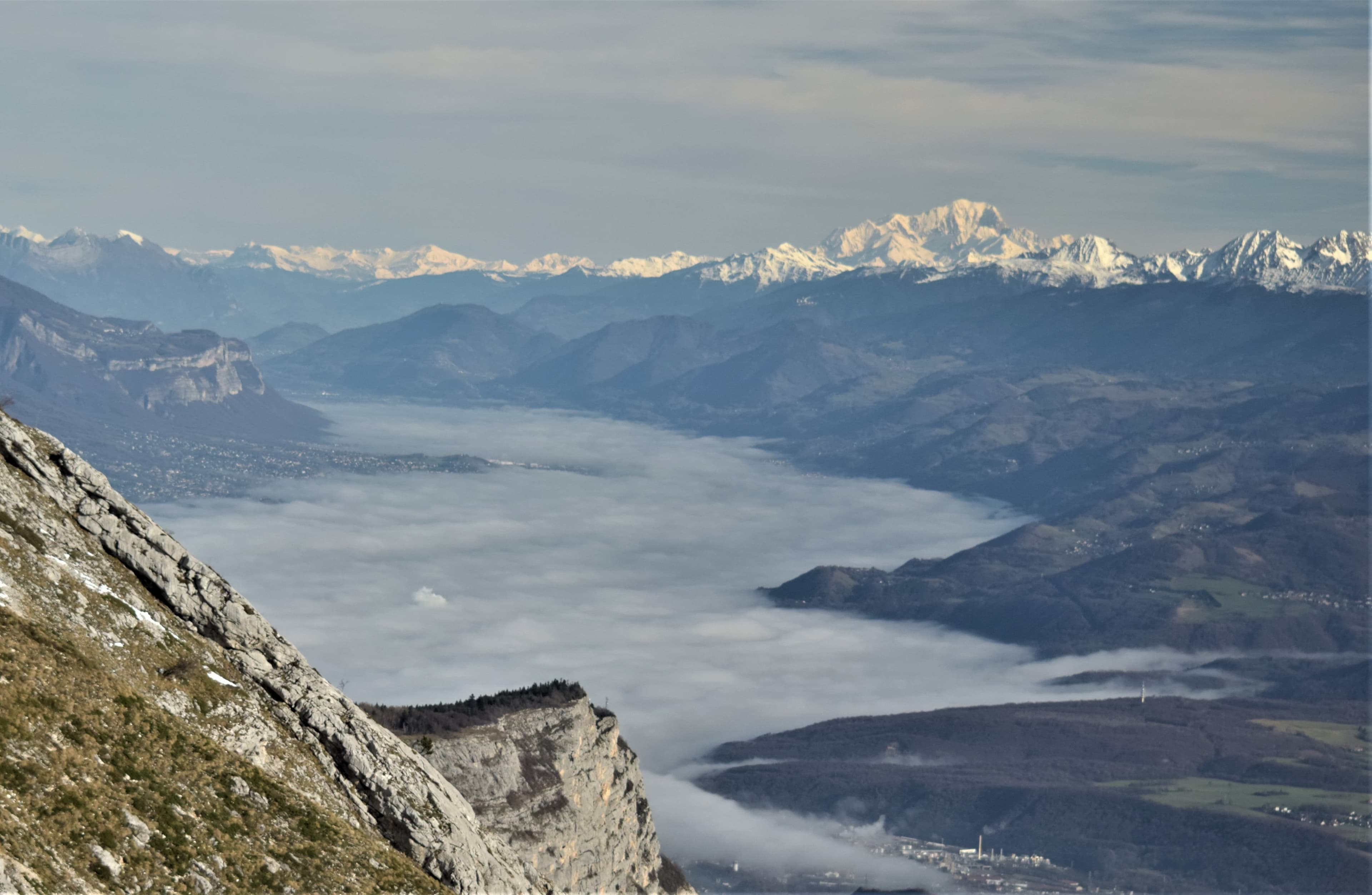 Grenoble et le Grésivaudan sous les nuages (très) bas du jour de Noël