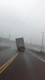 Image d'illustration pour Vidéo : un camion renversé par le vent en Nouvelle Ecosse