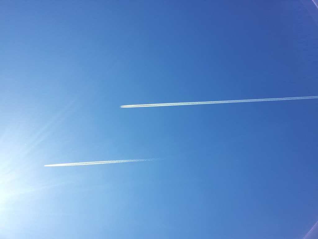 Avions dans le ciel bleu