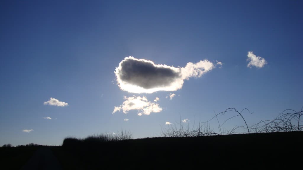 De rares cumulus cet aprés midi