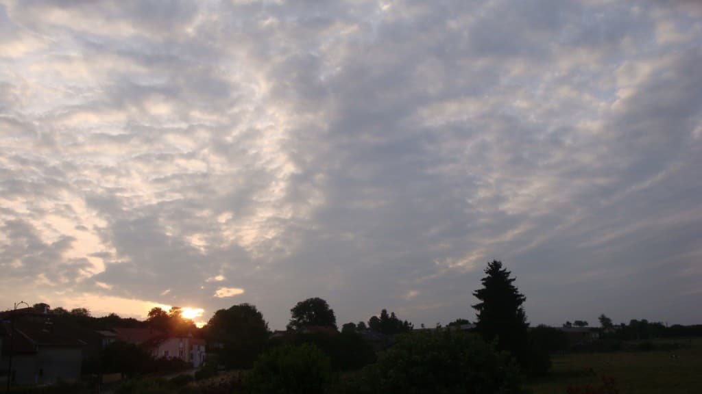 Le ciel se couvre largement