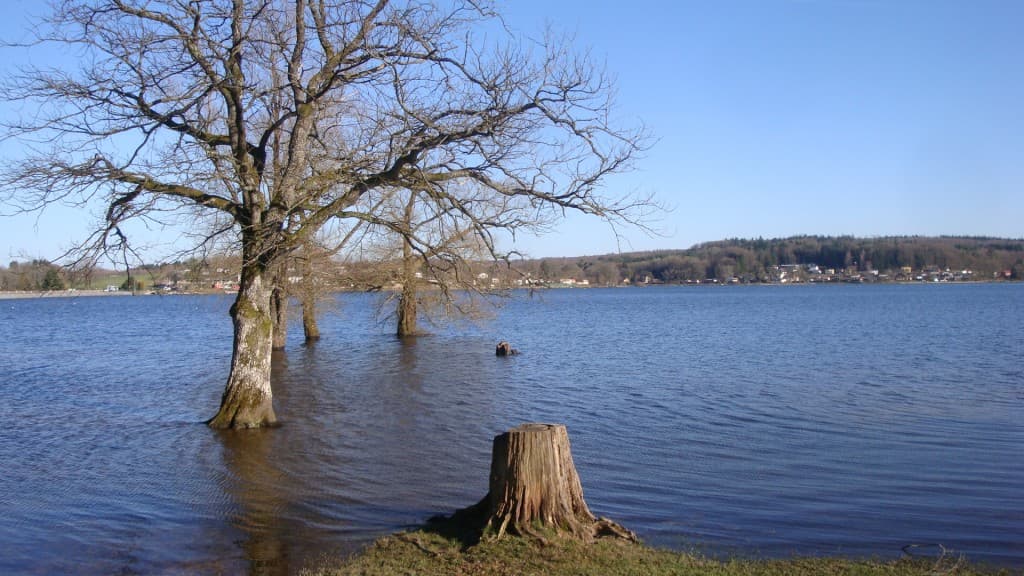le lac de Bouzey est bleu comme le ciel...