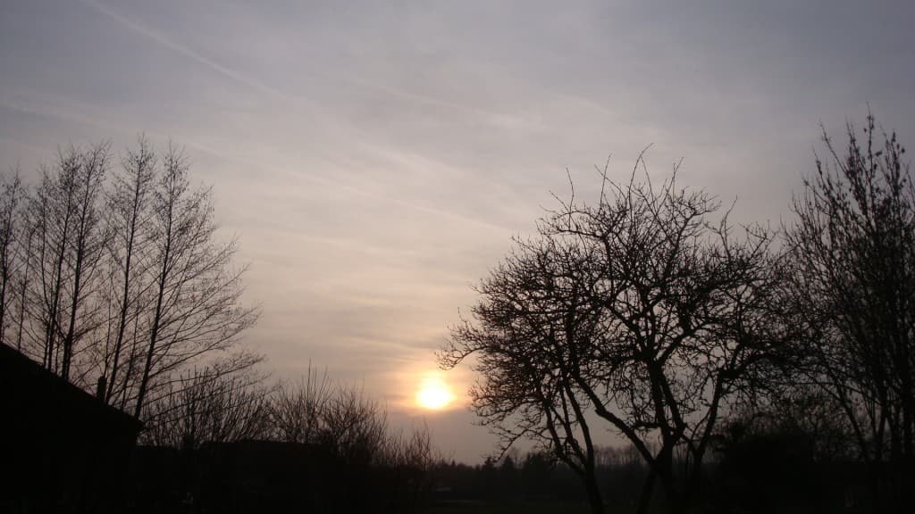 Soleil et ciel voilés