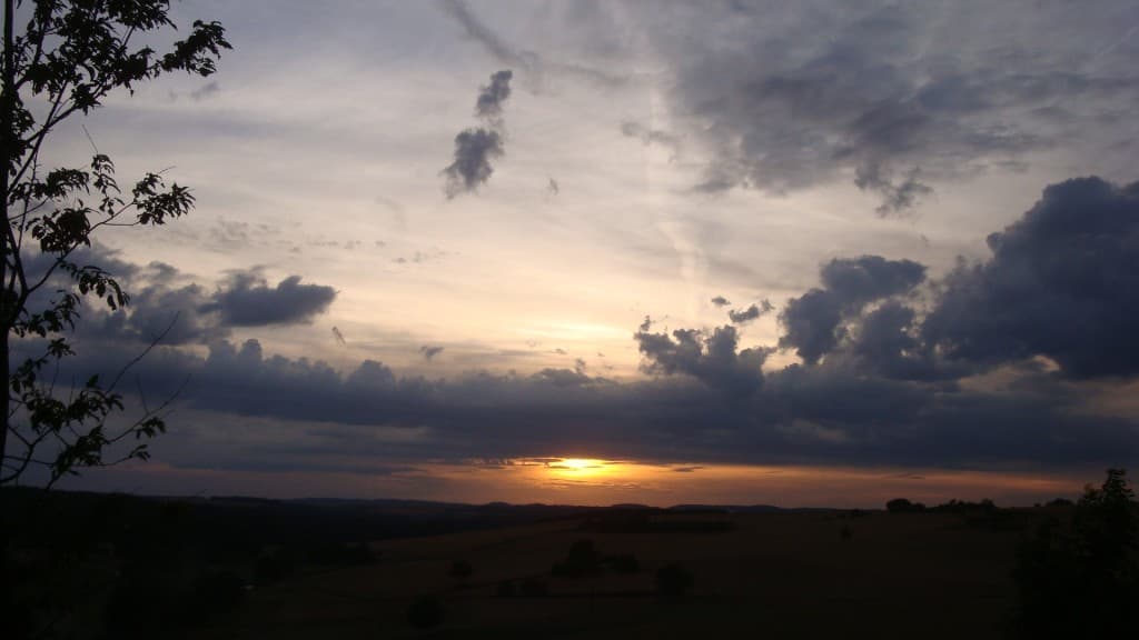 Un coucher bien nuageux