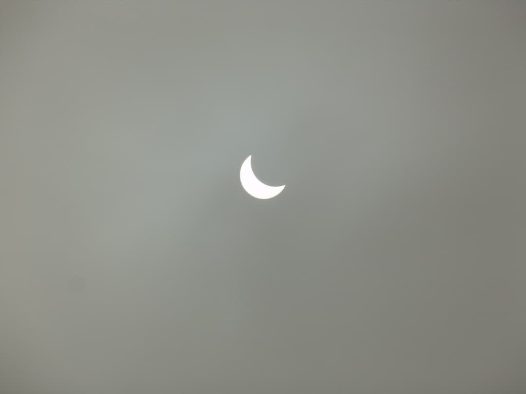 L'éclipse à 10h15 à travers les nuages