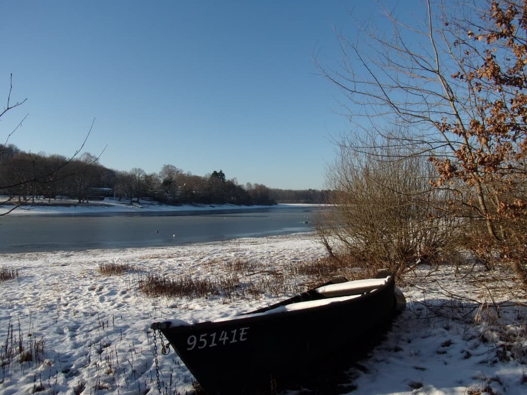 Ciel bleu sur le lac de Bouzey