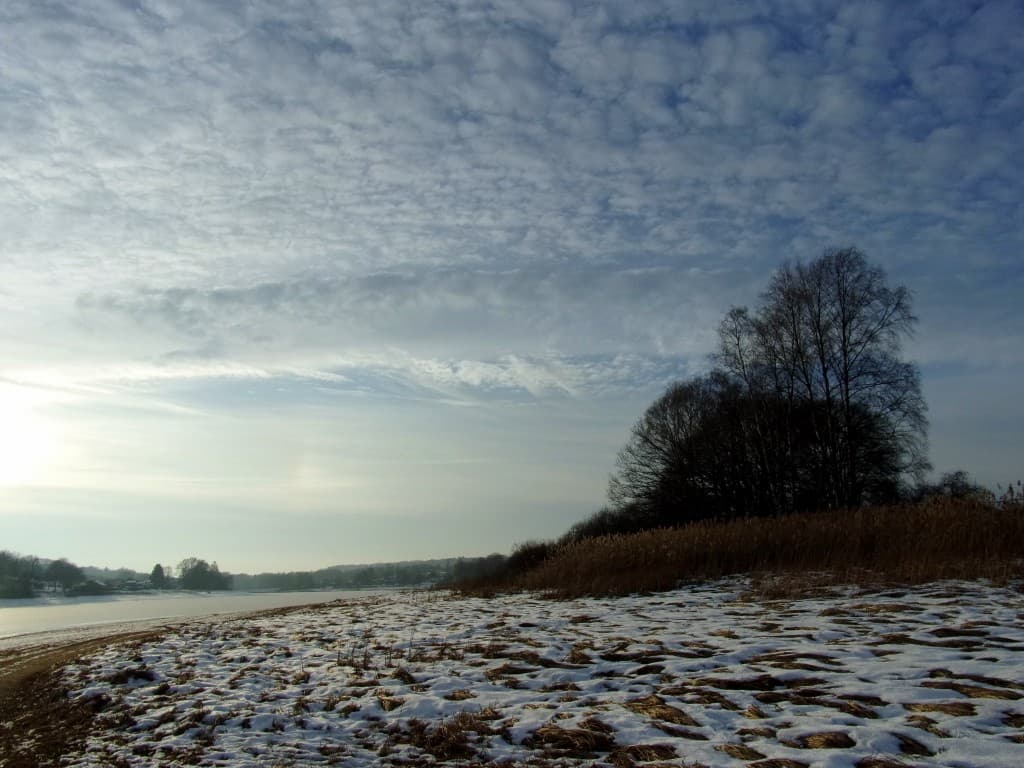 Nuages et neige aubord du lac de Bouzey
