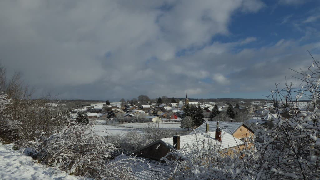 Le village sous la neige et le soleil
